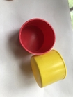 黄色い足場の管の管は保安帽のプラスチック微粒を終える