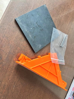 工業用床の床には,金属板とプラスチックの袖が付いています.
